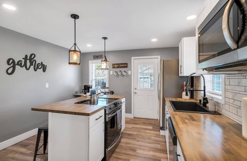 Kings Mills House | Spacious Home for 16 by Kings Island, Tennis, Spooky Nook