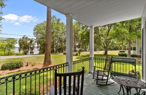 Lake Waccamaw House | Spacious Lakefront home with a private pier located on the tranquil Lake Waccamaw Lake Escape