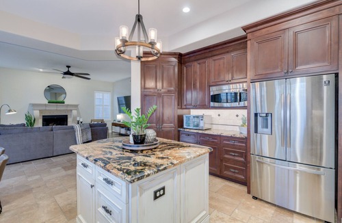 Arrowhead Ranch House | Spacious N. Glendale Retreat/5BR/Htd Pool & Hot Tub/Greenbelt Views/Central Loc