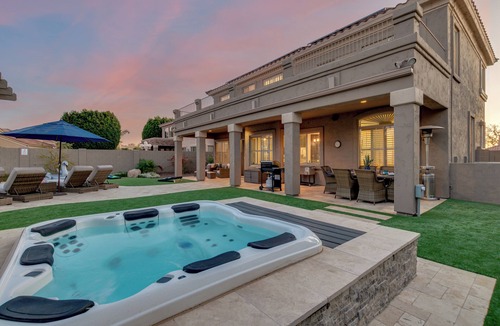 Arrowhead Ranch House | Spacious N. Glendale Retreat/5BR/Htd Pool & Hot Tub/Greenbelt Views/Central Loc