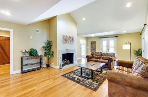 Harrods Creek House | Spacious Prospect Cottage w/Deck & Scenic Views