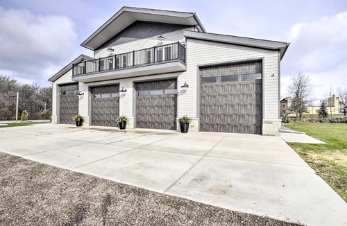 Pipe House | Spacious Recently Built Home < 1 Mi to Lake!
