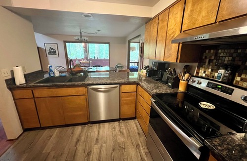 Western House | Spacious, Tranquil “Treehouse” with Sauna and Fireplace