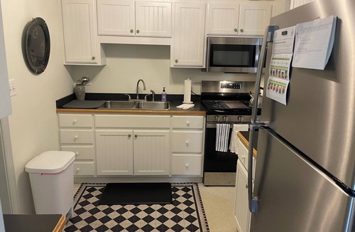New Bern House | Spencer Cottage - Bright Home Near Downtown - Sleeps 6 - Private Backyard