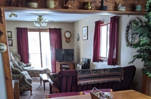 Hayward Cottage | Spider Creek Country Cottage - Cozy cottage close to lakes, trails, and more!
