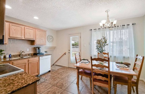 Northeast Heights House | Split Level Luxury Luciana near the Foothills