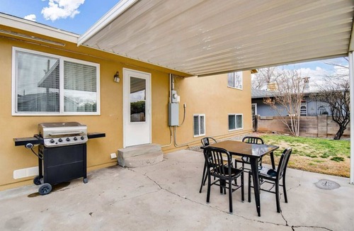 Northeast Heights House | Split Level Luxury Luciana near the Foothills