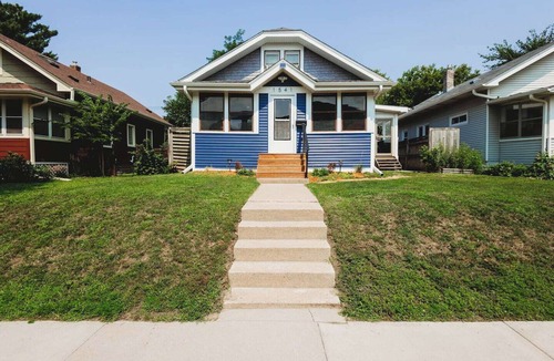 Macalester - Groveland House | Stay here to Visit Your Macalester College Student