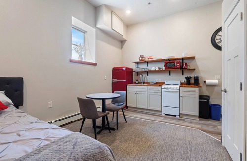 East Hillside Apartment | Studio Apartment centrally located in Duluth, MN. Experience ease and accessibility.