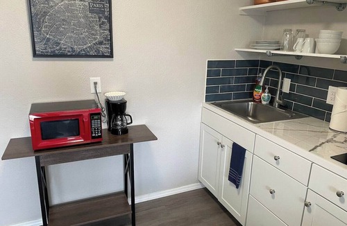 University Heights Apartment | Studio apartment w/balcony-Nob Hill, UNMH, Pres Hosp.