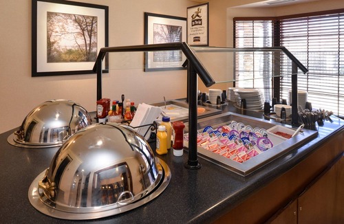 Plainfield Apartment | Studio | Free Breakfast + Outdoor Pool