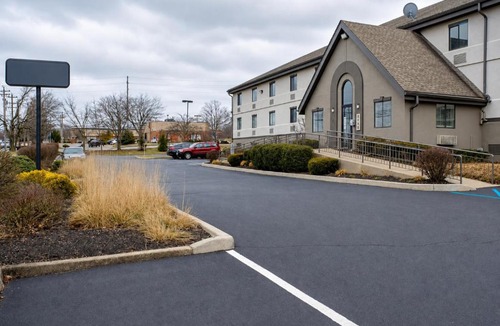 Springdale Hotel | Studio Lodge - Cincinnati - Springdale