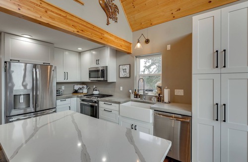 Eagle River House | Stunning Alaskan Getaway w/River & Mtn Views