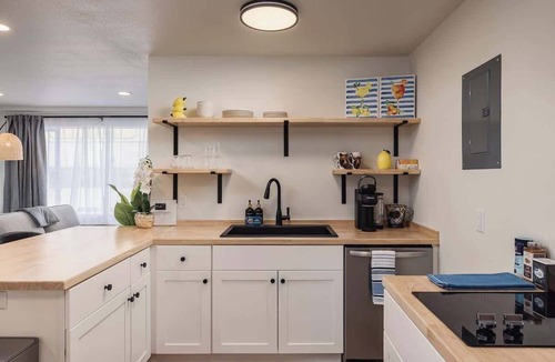 Downtown Anchorage Apartment | Stylish Downtown Studio - Free Parking plus Kitchen