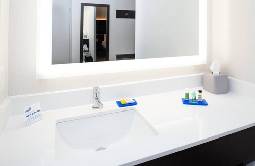 Dent Hotel | Stylish Room w/Bathtub Perfect for Exploring Cincinnati Attractions