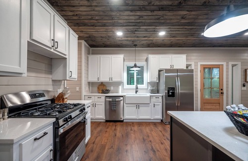 Pickens Cabin | Sugar & Spice Cabin: Seductive Adult Red Room Inspired with Hot Tub
