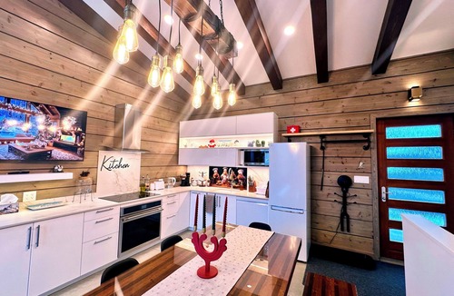 Courtenay Cabin | Sunset Lodge - Modern Mountain Luxury - Epic Views - Sleeps 6