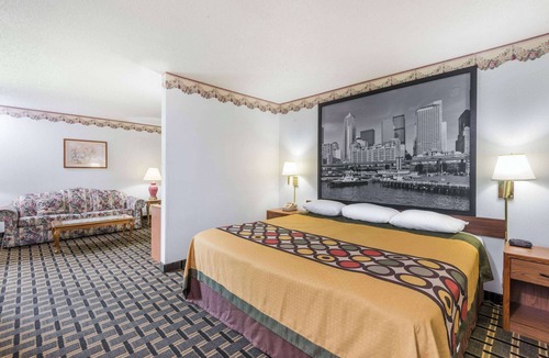 Coshocton Hotel | Super 8 by Wyndham Coshocton Roscoe Village