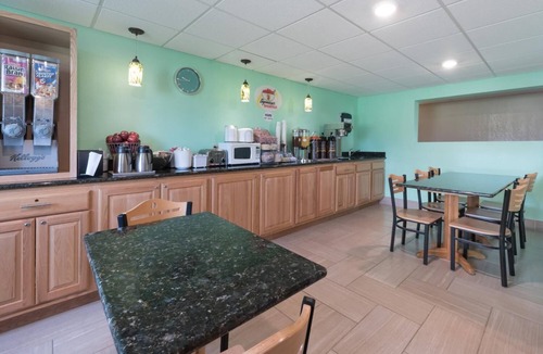 Devils Lake Hotel | Super 8 by Wyndham Devils Lake
