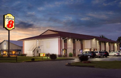 Eau Claire Hotel | Super 8 by Wyndham Eau Claire I-94