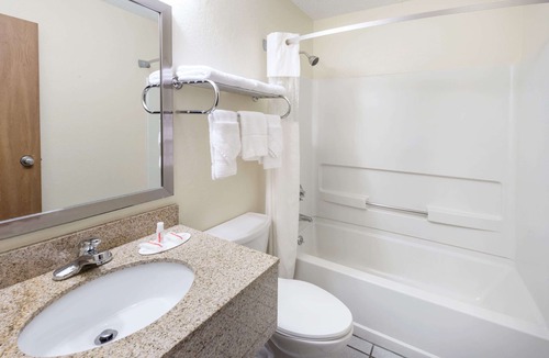 Franklin Hotel | Super 8 by Wyndham Franklin/Middletown Area