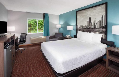 McHenry Hotel | Super 8 by Wyndham McHenry/Fox Lake Area