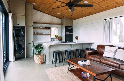 Denison House | Texas Tiny Cabins #1 - Cozy Getaway Near Texoma