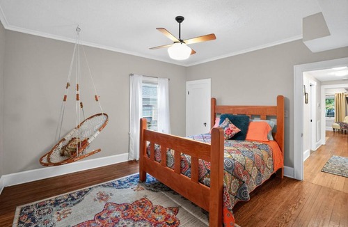 Rountree House | The Cherry St House|Dog Friendly |Sleeps 10 |Near MSU