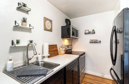 Joshua Tree Cottage | The Desert Rose Cottage with WiFi, AC in charming Joshua Tree