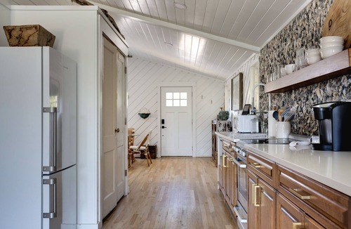 Emerald Isle Cottage | The Emerald Cottage - renovated 1950s beach cottage one block to beach ,hot tub🤍