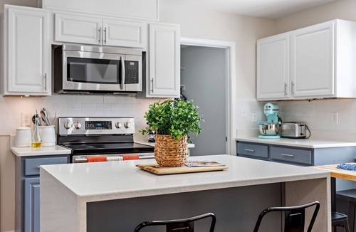 Downtown House | The Gathering House | Sleeps 15 + Games + Parking