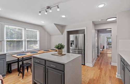 Downtown House | The Gathering House | Sleeps 15 + Games + Parking