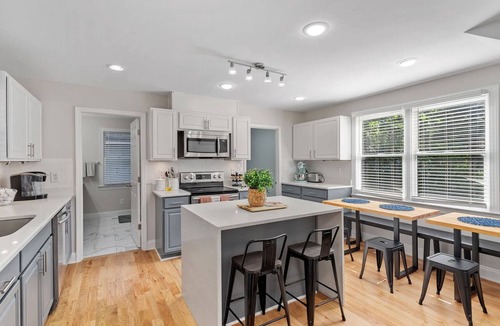Downtown House | The Gathering House | Sleeps 15 + Games + Parking