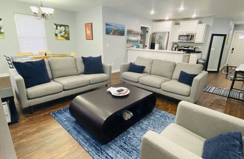 Bentonville House | The Llama House Bentonville - Near I-49, EV Charging Station Cyclists Retreat