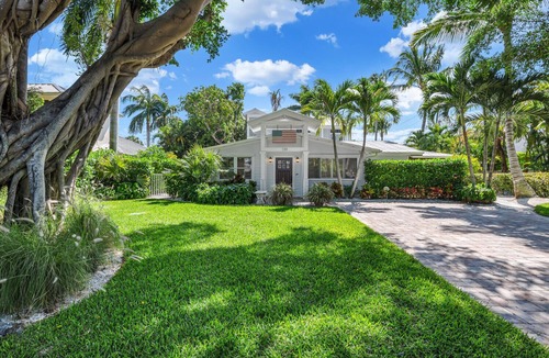 Old Naples House | The Perfect Olde Naples Beach Lifestyle Experience - Walk to Beach & 5th Ave S