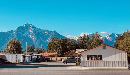 Palmer Hotel | The Pioneer Motel