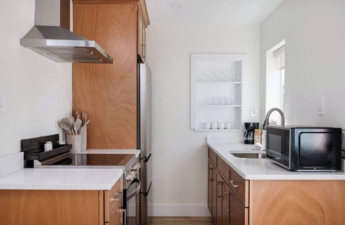 Vilano Beach Hotel | The Surfside Apartment-Full Kitchen-5 min walk to beach!