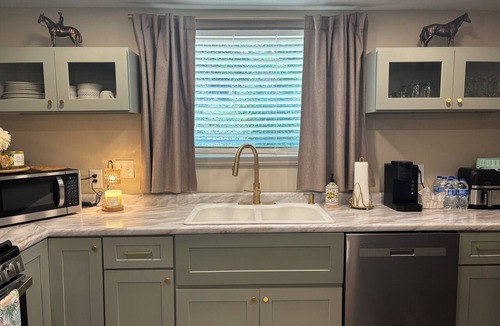 Hot Springs Cottage | The Winner’s Circle Cottage at the Creek; New Fully Remodeled; Perfect Location!