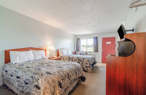 Aurora Hotel | Three Charming Units, Ideal for Small Town Exploration, Parks & Local Flavor