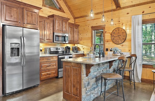 Hochatown Cabin | Timeless Romantic Cabin in Hochatown with Cozy Double-Sided Fireplace