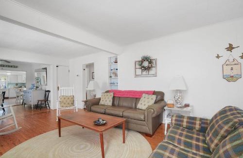 Chincoteague House | Timeout - Lovingly renovated cottage close to Downtown!