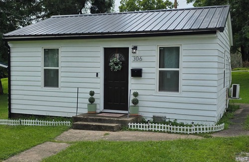 Edina Cottage | Tiny Cozy Cottage in Edina, MO