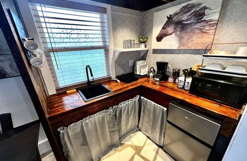 Cape Charles House | Tiny House Hideaway with King sized Bed