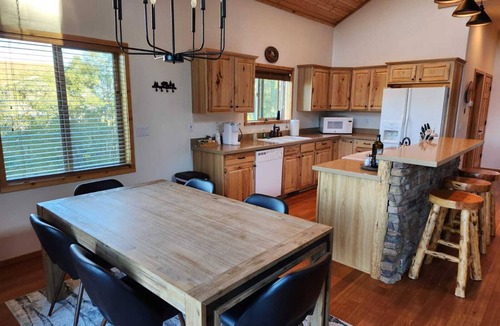 Summerhaven Cabin | Tri-level Cabin Retreat-Privacy & Views!