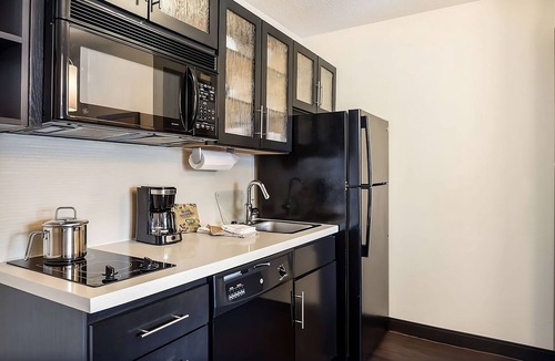Gahanna Hotel | Two 1BR Suites w/Pets Allowed, Breakfast Buffet Right Next to CMH Airport!