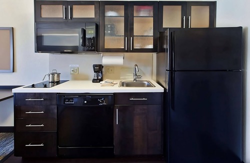 Gahanna Hotel | Two 1BR Suites w/Pets Allowed, Breakfast Buffet Right Next to CMH Airport!