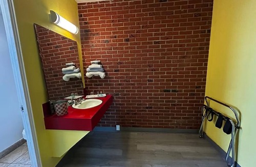 Longview Hotel | Two Budget Rooms Close to Rainier Riverfront Park for Relaxation