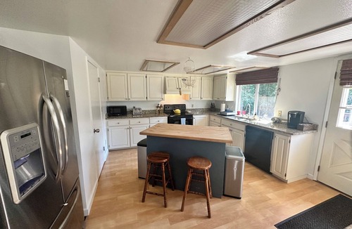 Enumclaw House | Ultimate Family Getaway: 4BR w/Fire Pit, Kid Playground & Secure Dog Yard