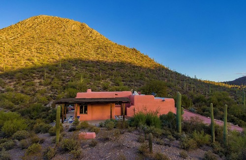 Twin Hills Estates House | Ultimate Mountain Privacy In The Saguaro National Park at Gates Pass.