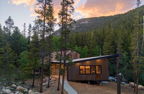 Idaho Springs Cabin | Updated Cozy Cabin on the River/Hot Tub/Beach